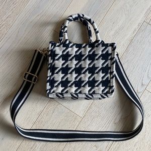 Crossbody Shopper